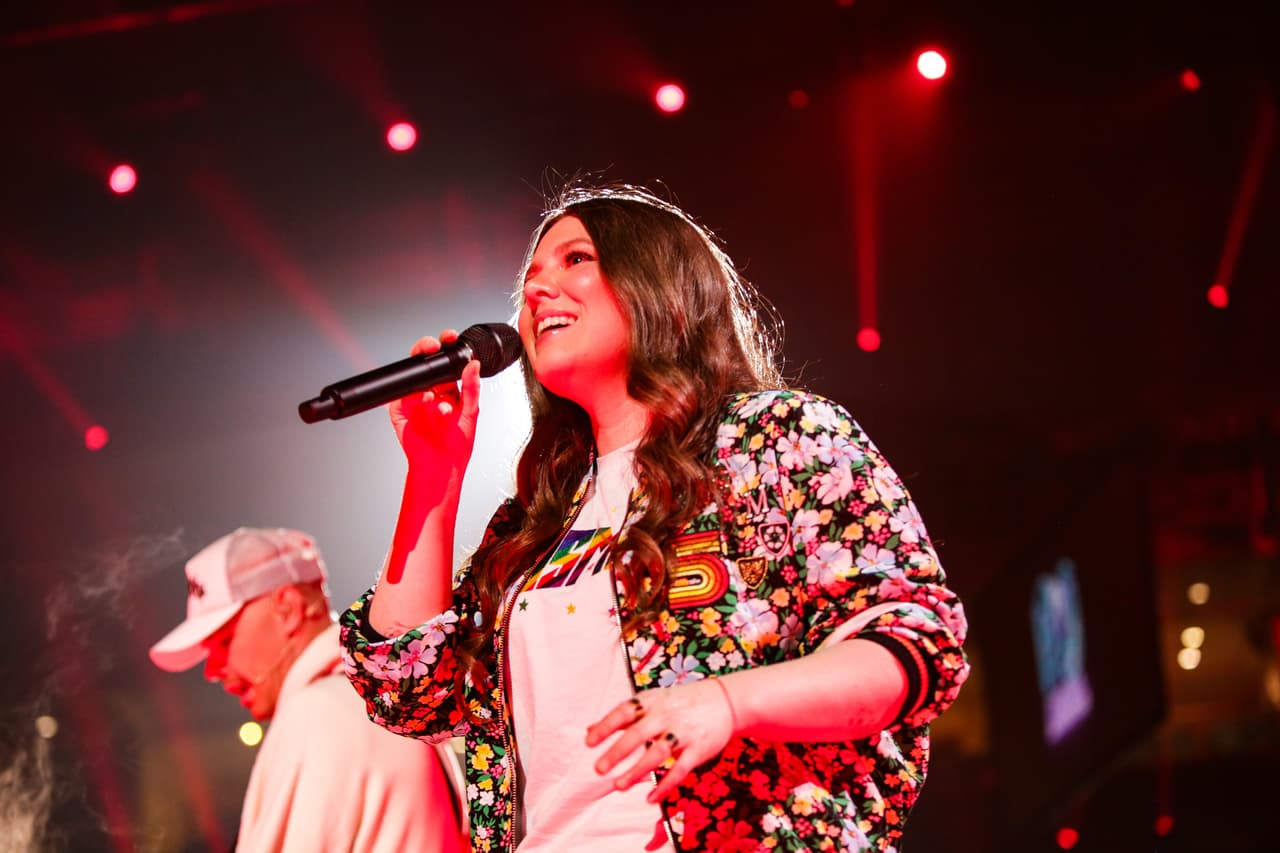 Joy vistió esta chamarra con estampado floral.