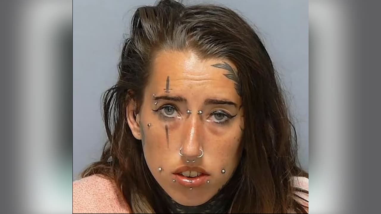  Una mujer obsesionada con asesinos seriales degolla a su amante mientras dormía y le muestra el cadáver a una amiga 