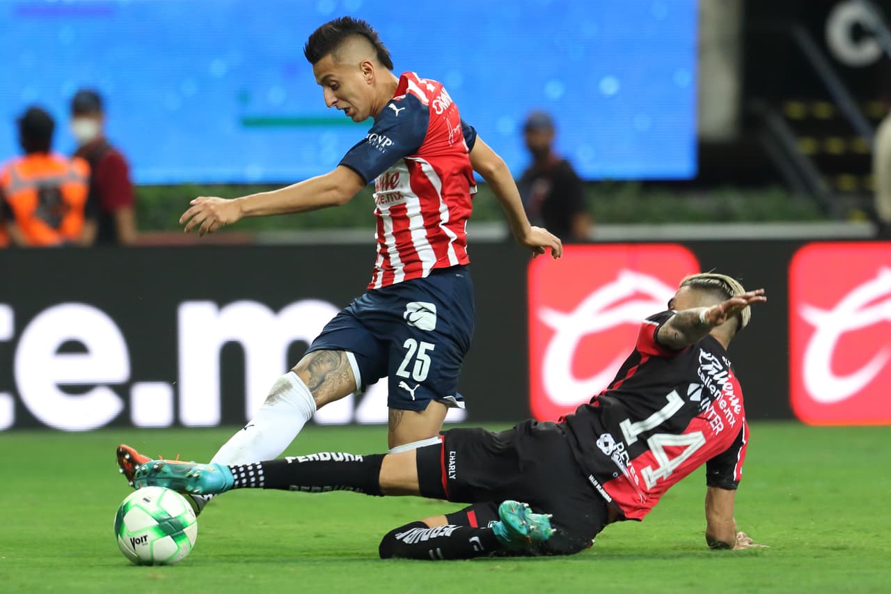 Roberto Alvarado tuvo en sus pies el disparo del empate en tiempo de compensación. Chivas no pudo encontrar el gol y tendrá que dejarse el alma en el Jalisco.