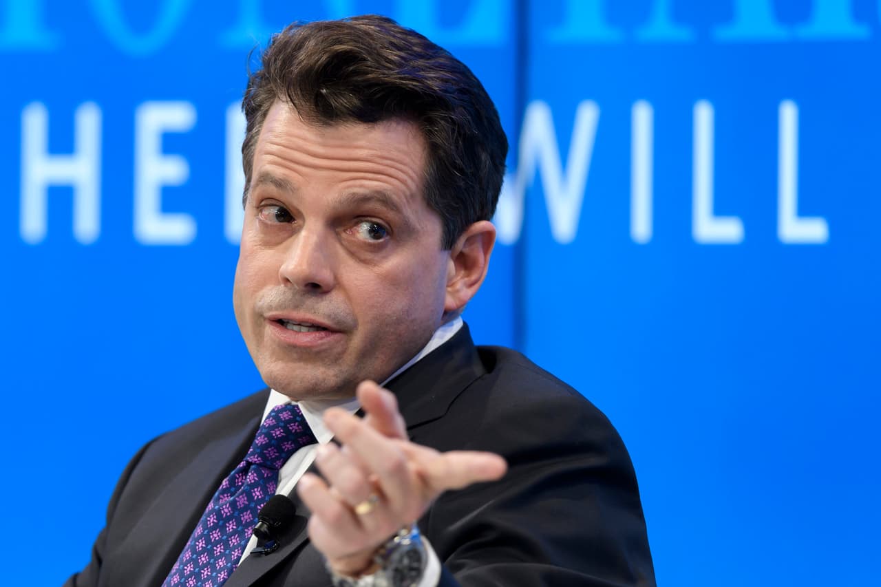 Y por si todo esto no fuera suficiente, Scaramucci ya no era dueño de la compañía que lo hizo millonario, que debió vender para asumir el papel de director de comunicaciones de Donald Trump, de acuerdo con el New York Post.