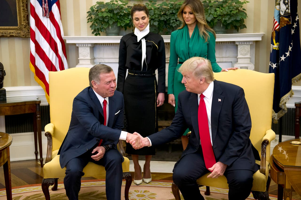 La acomodación particular de los reyes de Jordania junto al señor y la señora Trump
<b><a href="https://twitter.com/shogustus/status/849655941515661313">hizo que algunos en internet</a></b> empezaran a preguntarse por qué se estaba rompiendo el protocolo. Sin duda es extraño ver que en este tradicional apretón de manos haya dos mujeres atrás siendo testigos. "En la foto los personajes masculinos y los femeninos tienen diferente protagonismo y relevancia. Hay subordinación. Obviamente, la silla como símbolo del poder. Y las mujeres detrás, como cariátides, casi como complementos o adornos. En cualquier caso, como figuras secundarias, de complemento", añade Antoni Gutiérrez-Rubí.
