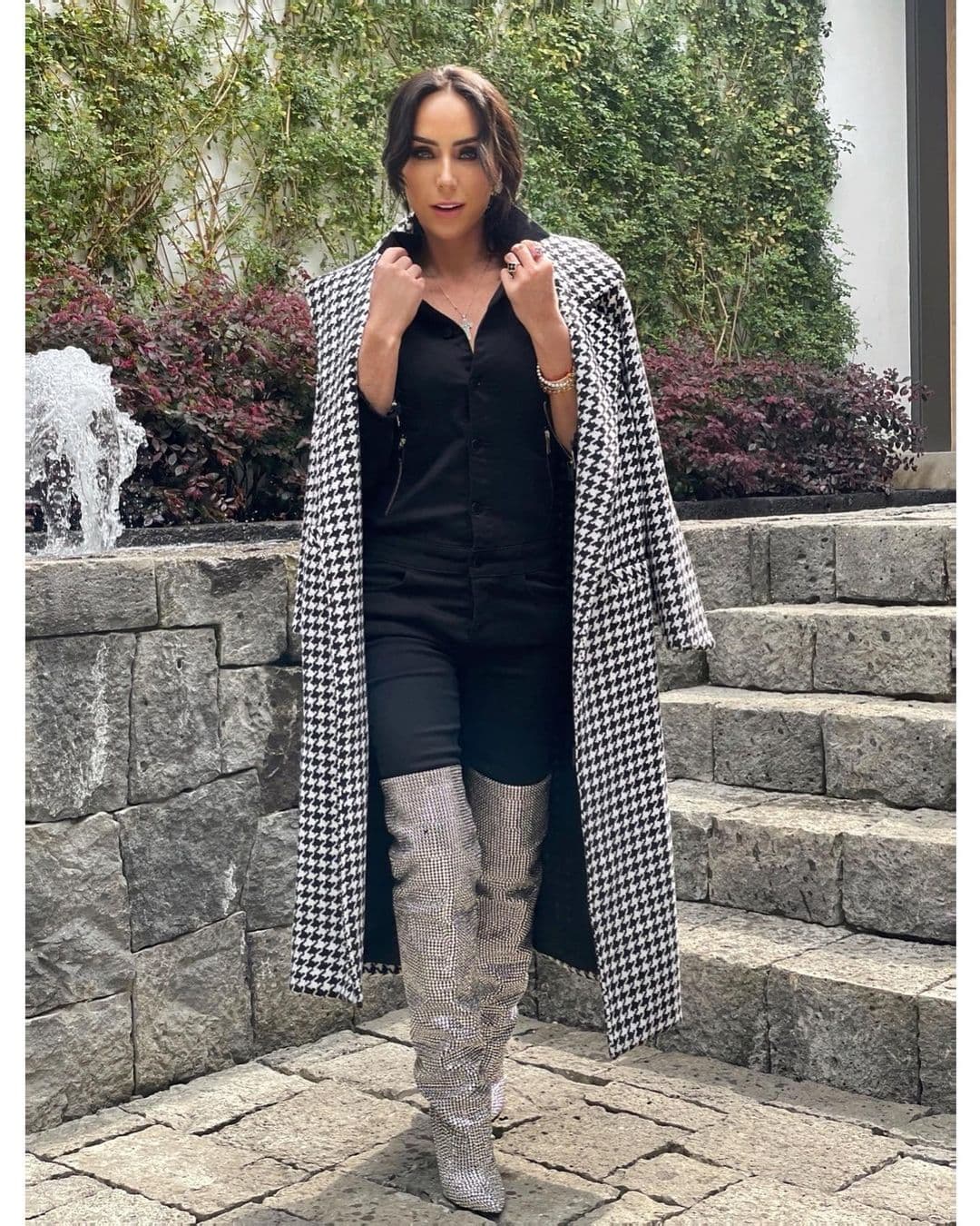 Esta imagen fue muy comentada, pues la conductora presumió en sus plataformas digitales un par de 
<a href="https://www.farfetch.com/mx/shopping/women/saint-laurent-niki-105-crystal-slouch-boots-item-12342353.aspx" target="_blank">botas de la firma Saint Laurent con valor de casi 1,000 dólares (200 mil pesos mexicanos que</a> fueron confeccionadas a mano con cristales de Swarovski, según informó El Universal. Este calzado de diseñador también lo tienen en su clóset celebridades como Kendall Jenner y Rihanna.