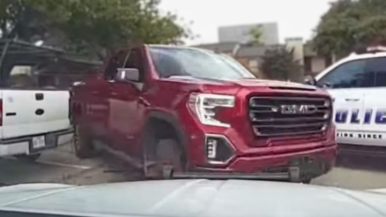 El jueves 25 de julio, una alerta generada por una cámara de seguridad FLOCK 
<b>desencadenó una intensa operación policial en el norte de Dallas</b>. La cámara, equipada con tecnología de lectura de placas, 
<b>detectó una camioneta GMC roja que había sido reportada como robada</b>.