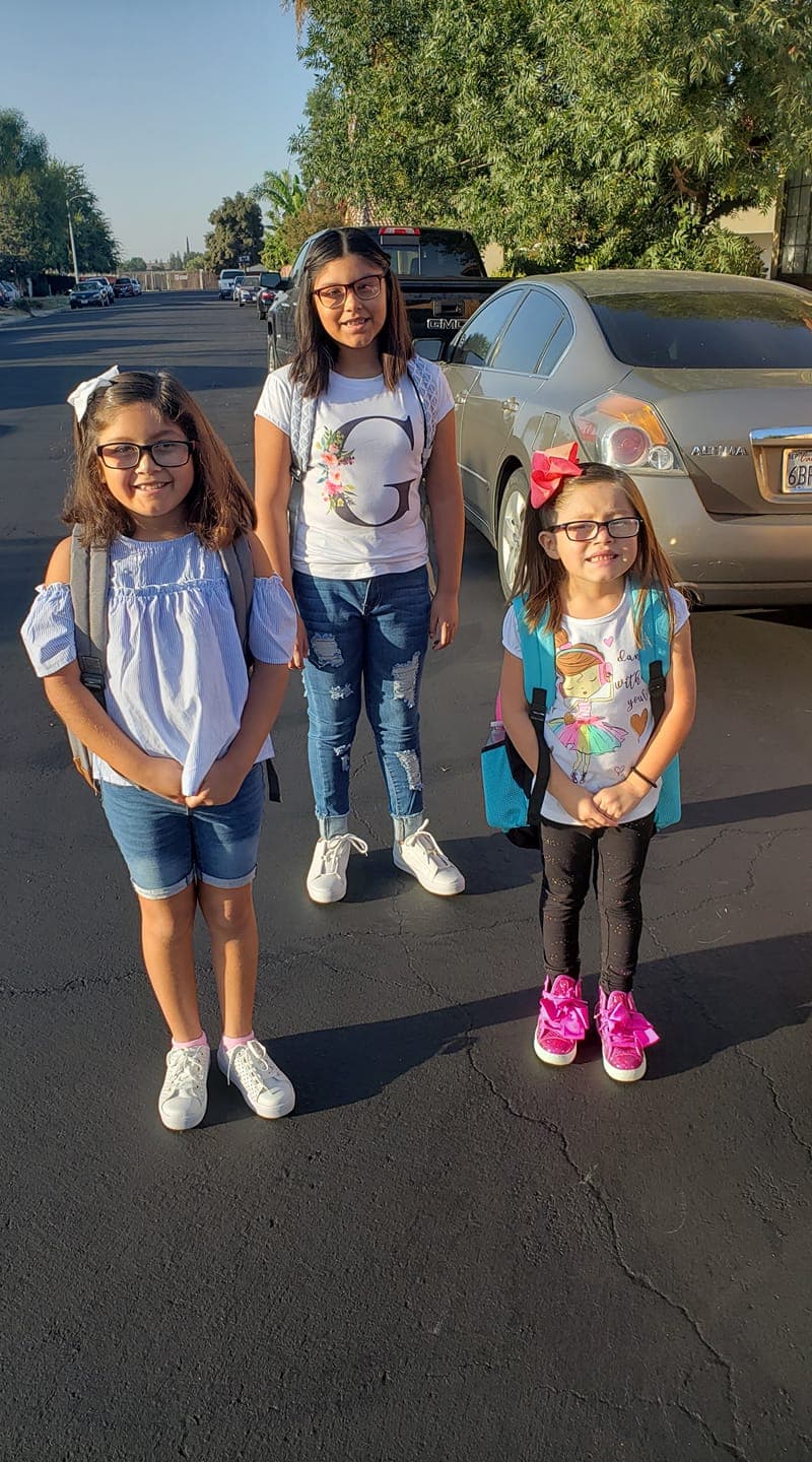 Dayami, CArla y Jazmine, muy contentas salieron de su casa