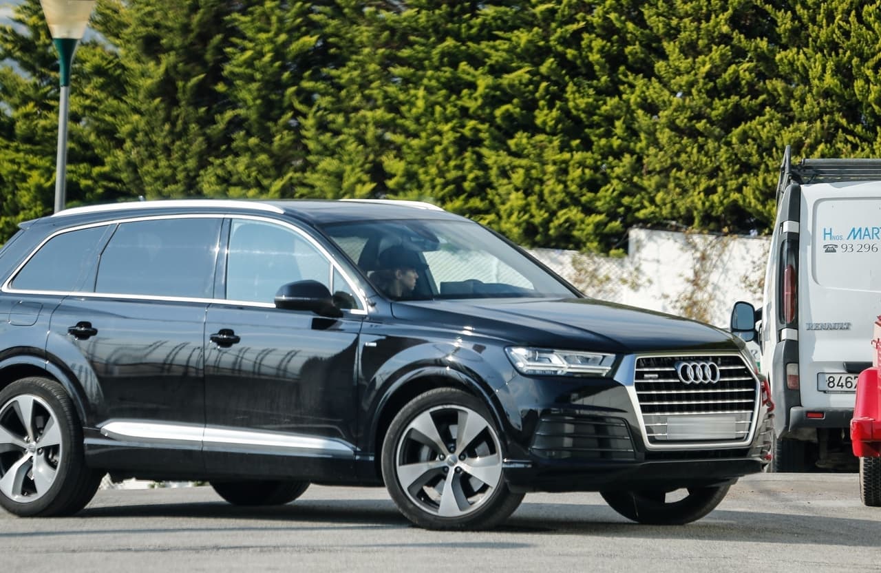 Este miércoles, la artista salió conduciendo su camioneta y utilizando una gorra que ocultaba en parte su distintiva melena.