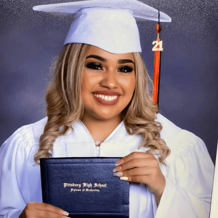 <b>Vanessa Rodriguez </b>— Preparatoria
<br>
<br>"¡Estamos muy orgullosos que te graduas con éxitos! ¡Te queremos mucho tía Vane de parte de bebé!"