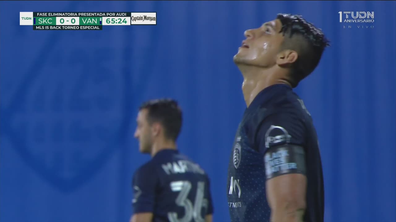 ¡Por poco Puligol! Manotazo de Hasal y palo impiden la anotación al mexicano