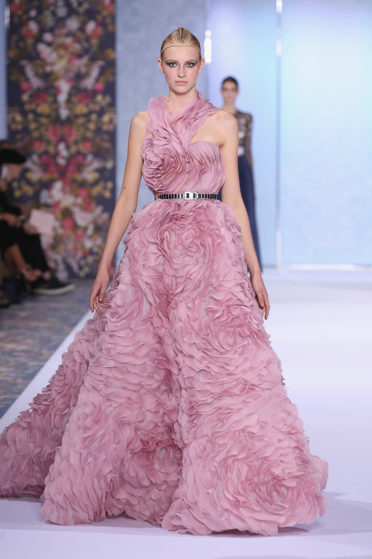 Viendo las pasarelas de Ralph & Russo no sería raro pensar que se incline por tonos malva y rosados o por los cinturones finos clásicos de este matrimonio que recientemente ha abierto tiendas en Miami, NY y Los Ángeles.
