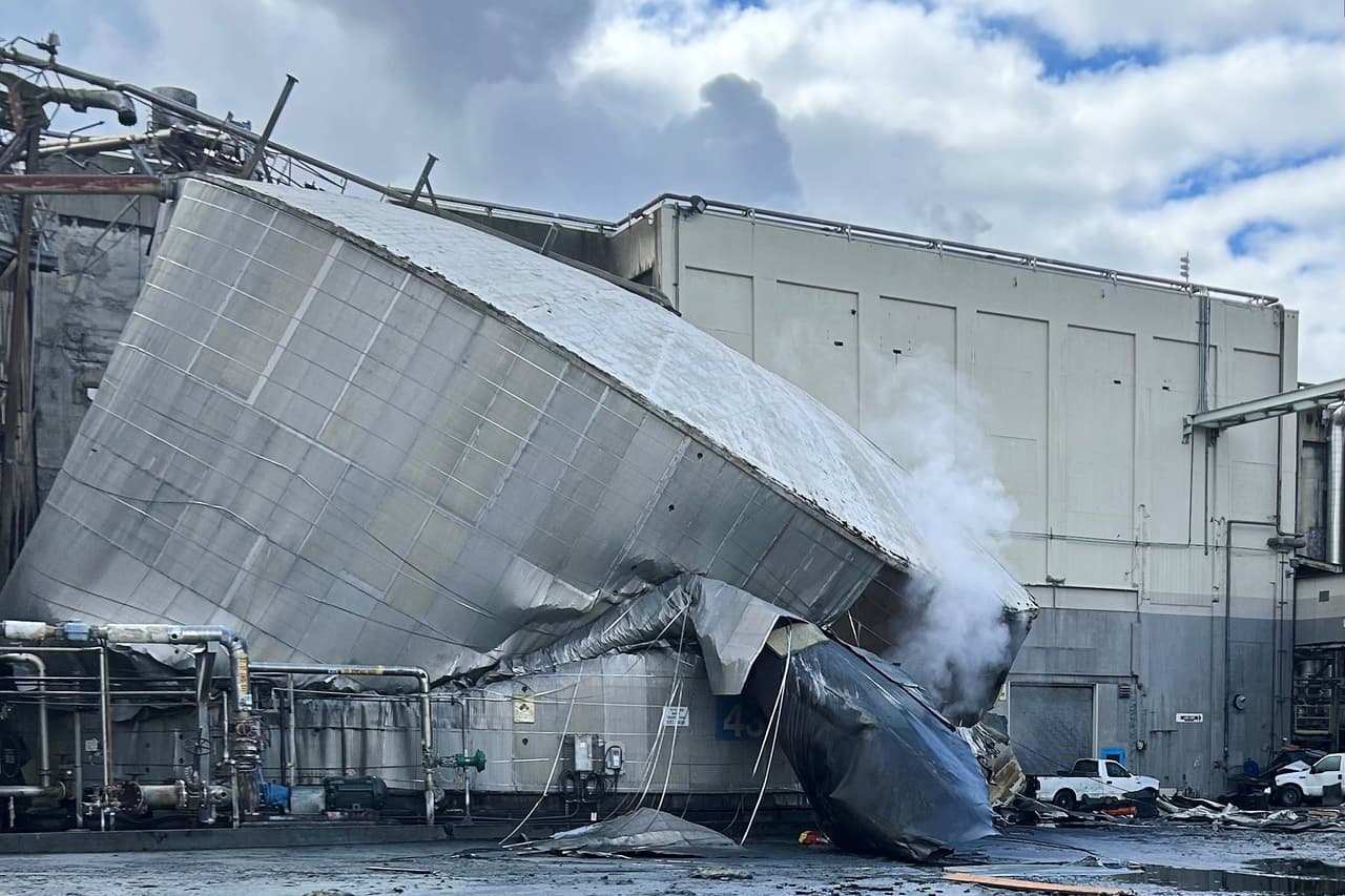 Nueve personas permanecen desaparecidas tras implosión de un tanque de productos químicos en Washington