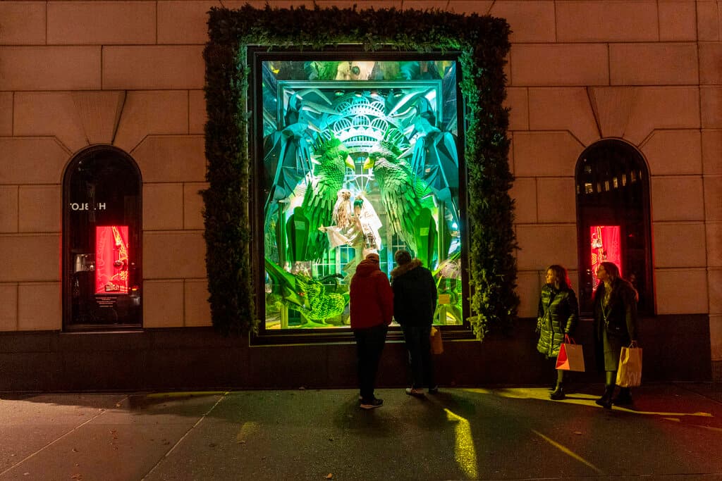 Otra tienda que no escatima recursos para sus exhibiciones navideñas es Bergdorf Goodman. Este año sus escaparates están inspirados en la "Magia en proceso", cuyo objetivo es mostrar imaginación y creatividad ilimitados.