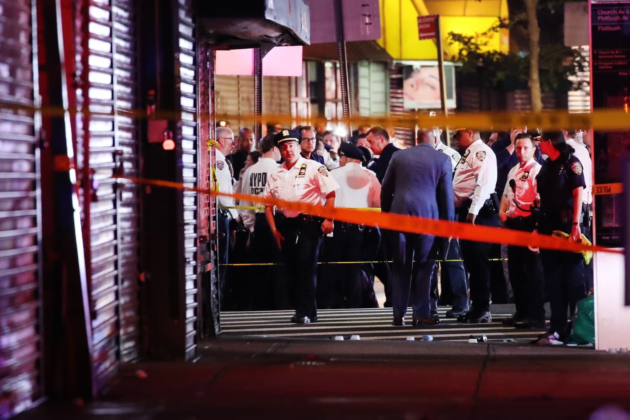 Al mismo tiempo, a unas cuadras de ahí, un sargento uniformado y un oficial de Policía escucharon disparos que venían de la primera escena, indicó el comisionado Shea.