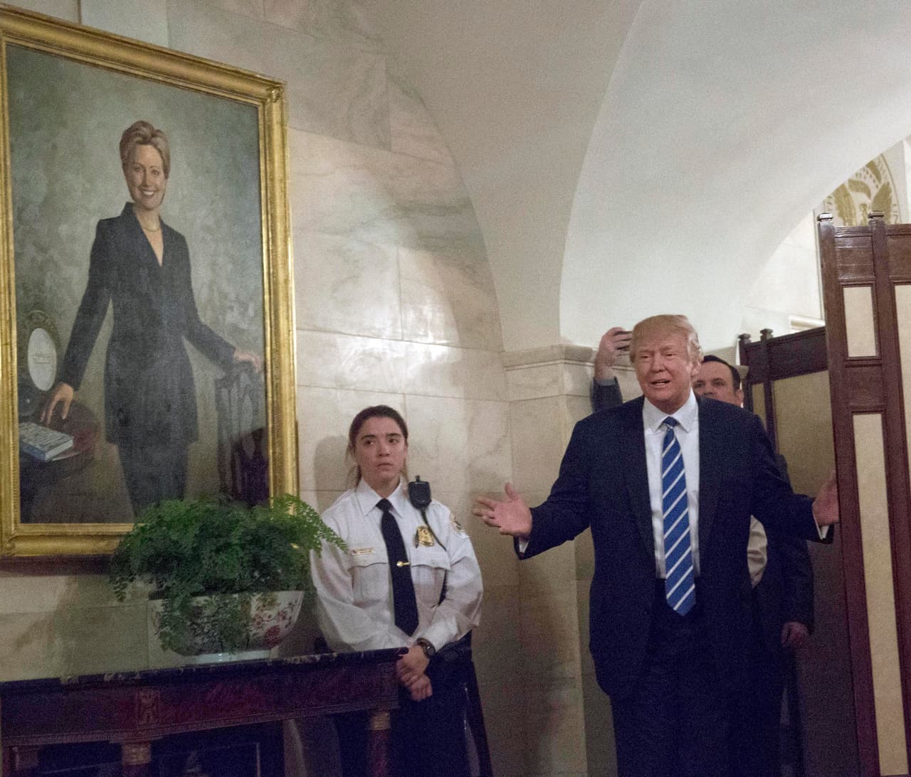 <b>Día 47/ Marzo 7: </b>No había pasado ni un día desde que líderes republicanos de la Cámara de Representates develaron el proyecto de ley para 
<b><a href="https://www.univision.com/noticias/obamacare/los-republicanos-revelan-el-proyecto-de-ley-para-desmantelar-obamacare-y-no-favorece-a-los-mas-pobres">desmantelar la Ley de Cuidados de Salud Asequibles</a></b>, conocido como 
<b><a href="https://www.univision.com/noticias/obamacare/estas-son-las-partes-de-obamacare-que-los-republicanos-quieren-desechar-o-mantener">Obamacare</a></b>, para que facciones más conservadoras del 
<b><a href="https://www.univision.com/noticias/politica/obamacare-20-la-rebelion-conservadora-contra-el-proyecto-para-derogar-la-ley-de-salud-de-obama">partido saltaran en desacuerdo</a></b>. 
<b>“Estamos unidos en la necesidad de derogar (Obamacare), pero divididos en cuanto a cómo reemplazarlo”,</b> dijo este martes el senador republicano Rand Paul en una rueda de prensa en el pie del Capitolio y en la que participaron otros congresistas conservadores. “¿Cuál es la mejor manera de superar este impase? Votar en lo que hemos votado antes, una derogación total”. En la foto, Donald Trump recibe a un grupo de niños frente al retrato de Hillary Clinton en la Casa Blanca. 
<br>