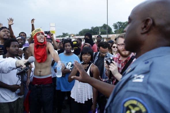 Esto siguió a los disturbios desatados el sábado pese al toque de queda.