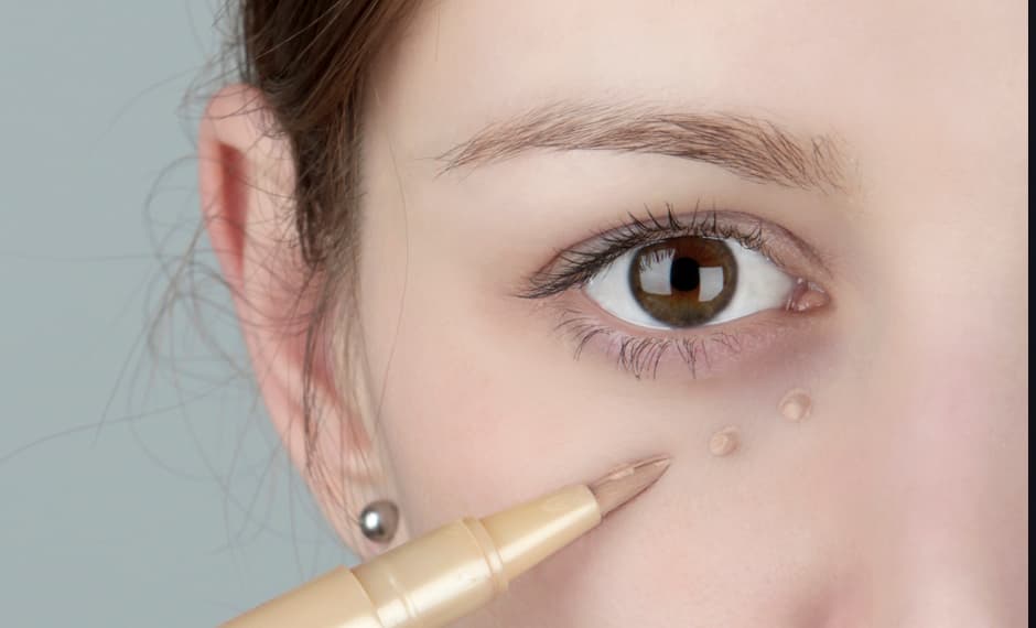 6. Con la base de maquillaje disimulas cualquier tipo de imperfección, pero si tienes las ojeras muy coloridas o alguna marca en la piel aplica un poco de
<a href="http://www.vogue.co.uk/gallery/10-best-concealers-for-dark-circles-and-blemishes"> corrector,</a> únicamente en la zona a tratar y fúndelo.
<br>