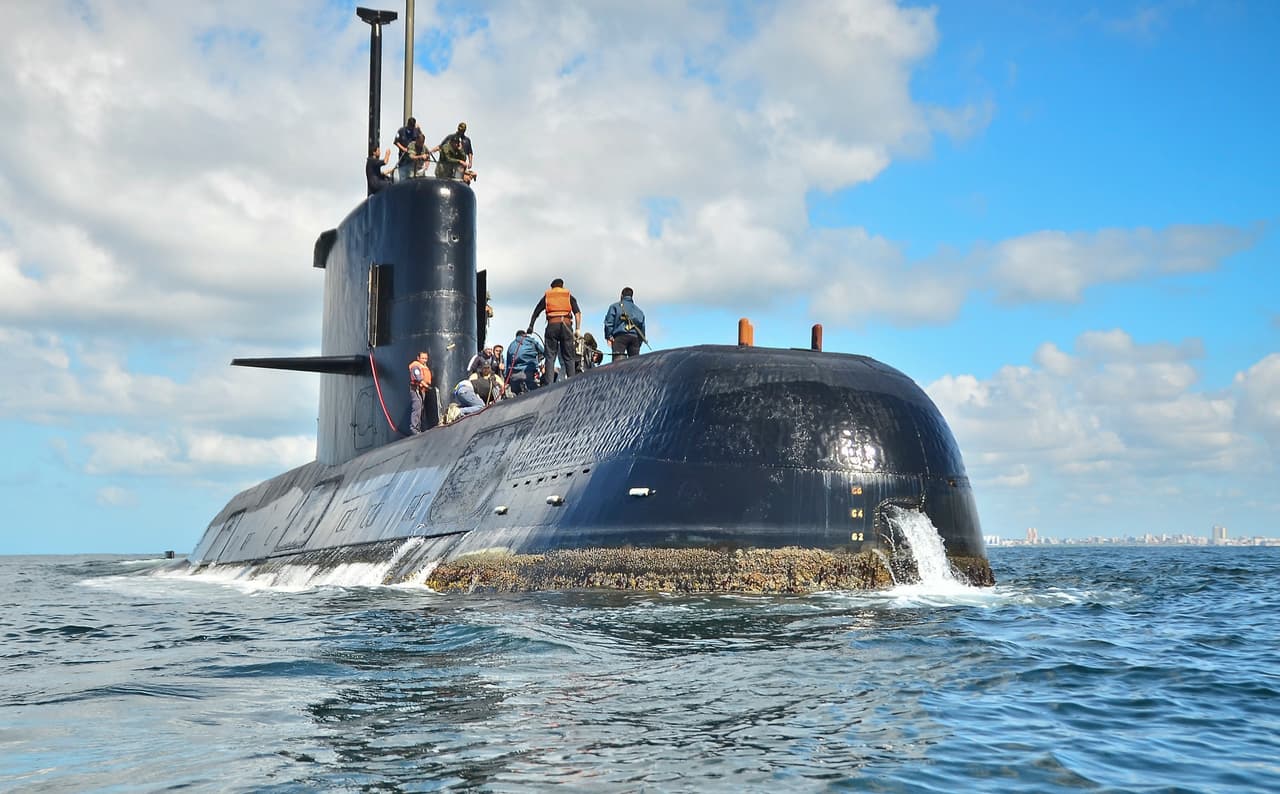 El ARA San Juan (en una fotografía de 2010) es un submarino diesel-eléctrico de fabricación alemana y las razones de su hundimiento siguen siendo un misterio. Poco antes de que la Armada argentina perdiera rastro de la nave su comandante comunicó que había un fallo causado por la entrada de agua por un conducto de ventilación y que fue solucionado. Momentos después se perdió el rastro de la nave y varias agencias internacionales reportaron una explosión en la zona.