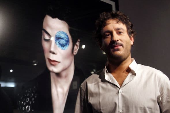 Entre éstos sorprende uno en el que el artista aparece con un semblante triste, afligido, y con un ojo pintado completamente de azul.