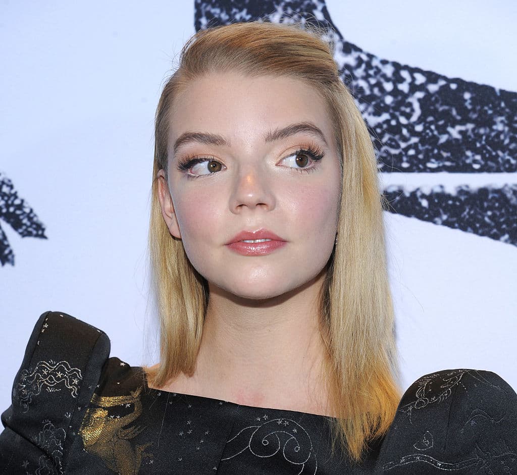 Su padre, Dennis Alan-Taylor, tiene herencia argentina y escocesa, de ahí fue que el medio hubiera tomado esta referencia sobre su ‘color’.