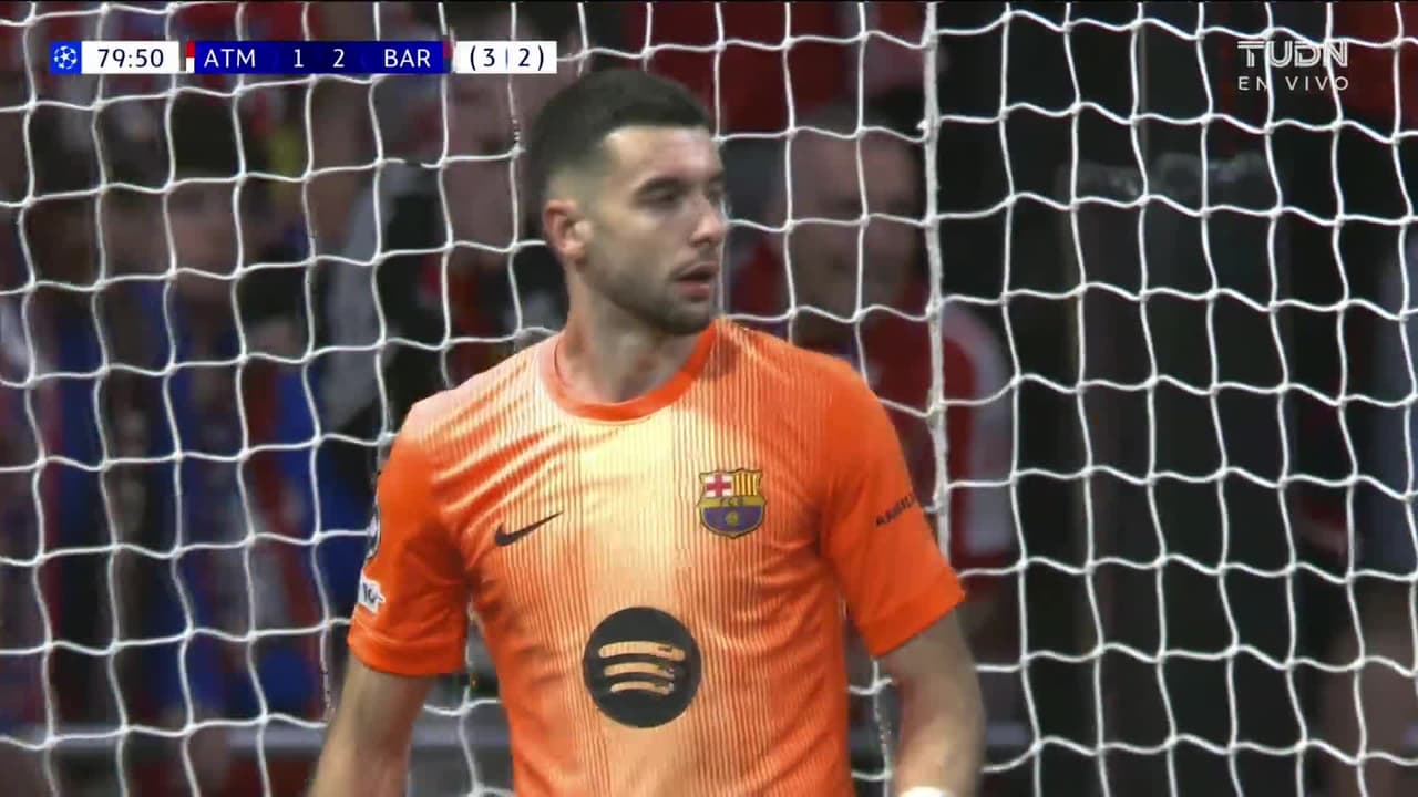 ¡TIRO ATAJADO! disparo por Julián Alvarez.