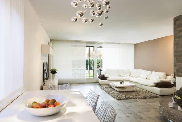 Mesa todoterreno. Si no pueden tener una en el comedor, otra en la cocina, apuesta a una única mesa que pueda satisfacer todas sus necesidades.