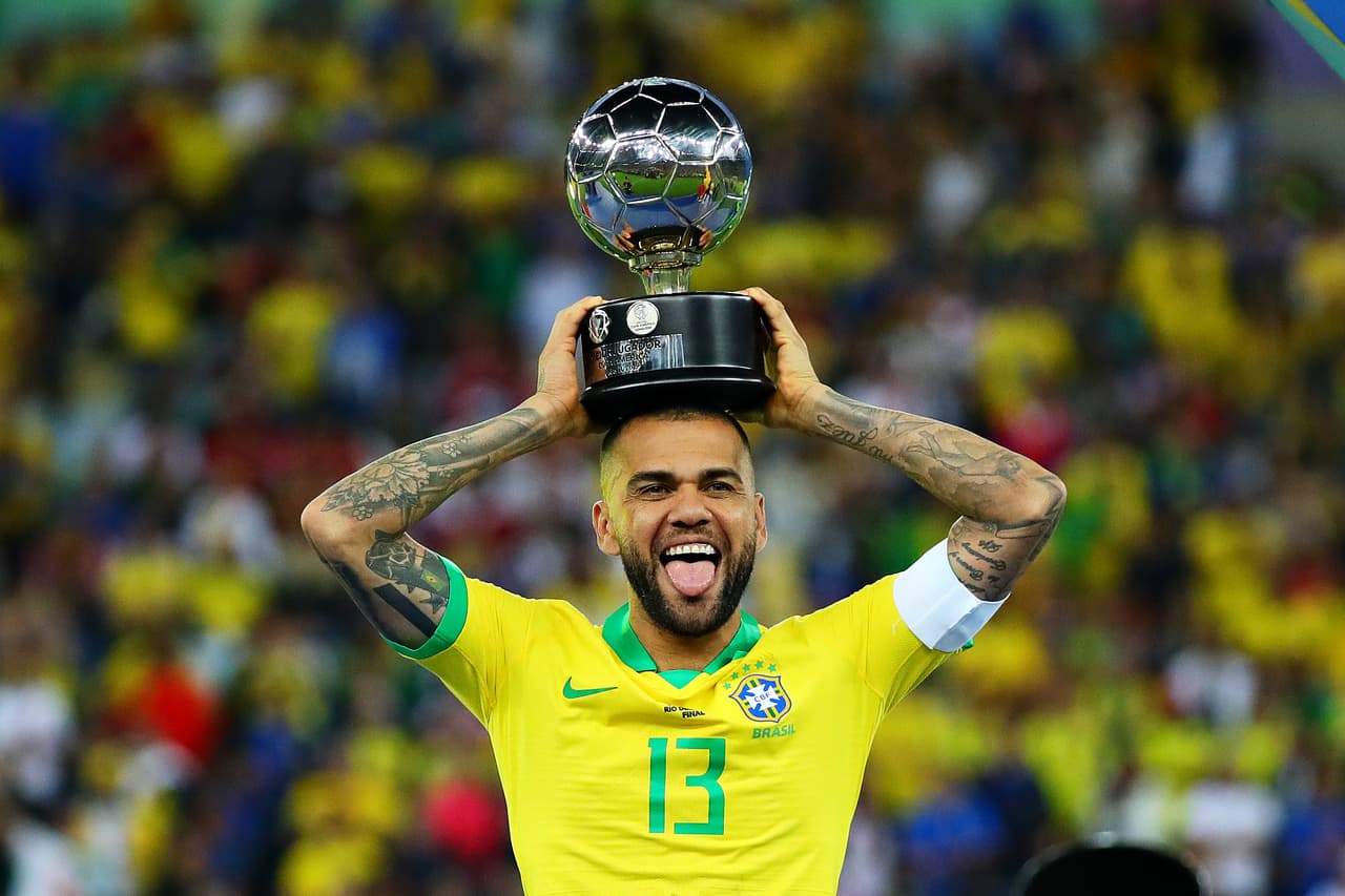 Dani Alves conquistó la Copa América 2019 con Brasil este verano.