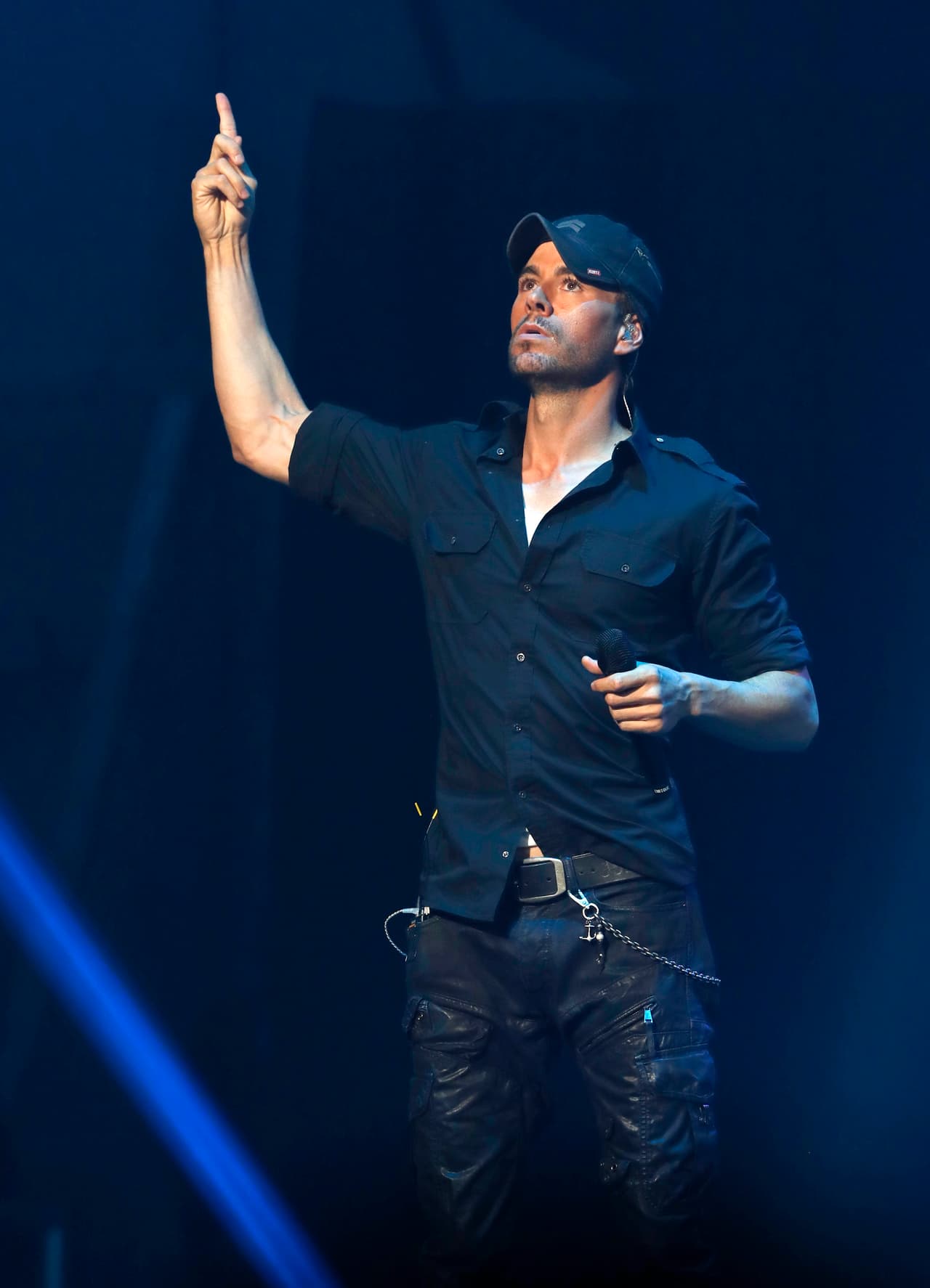 Enrique Iglesias 6’2’’ / 1,87 m aproximadamente.
<br>