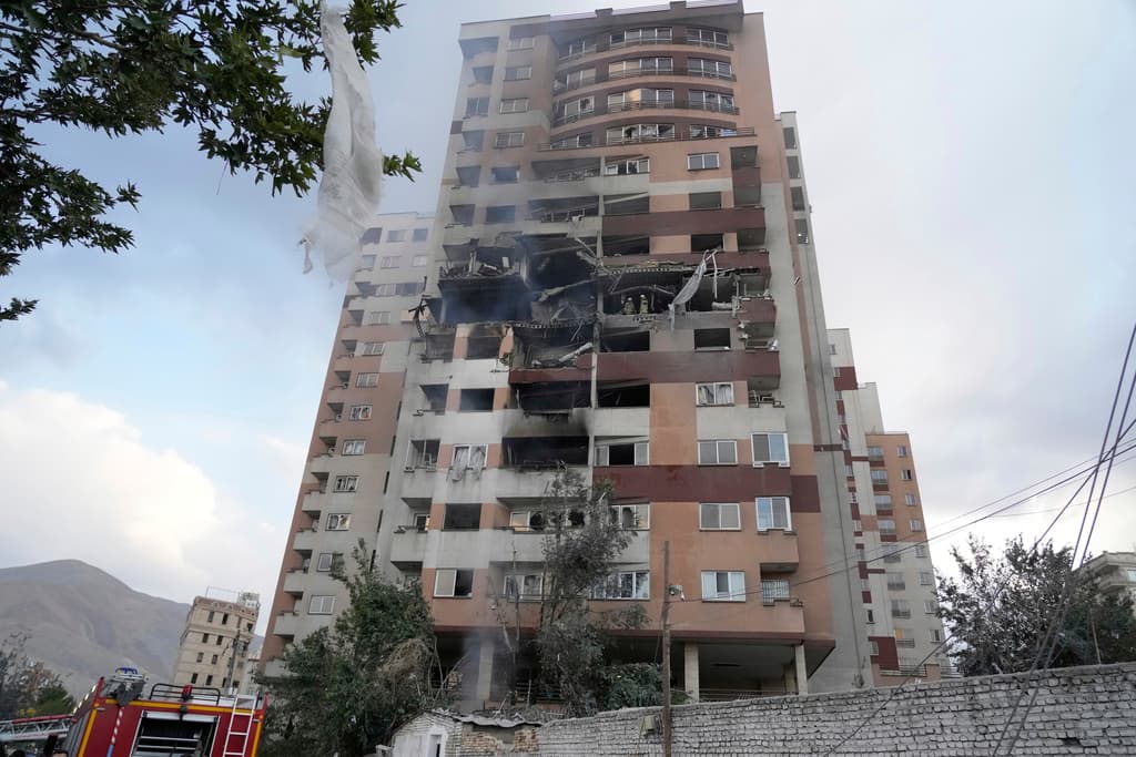Edificio residencial de Teherán dañado en el ataque de Israel. (AP Photo/Vahid Salemi)
