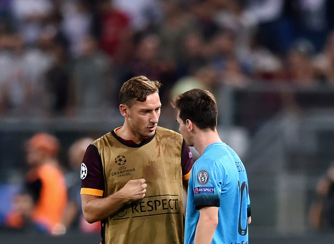 El italiano Francesco Totti intercambió playera con Messi luego de un partido amistoso entre Barcelona y Roma en 2015. Hay mucho respeto mutuo.