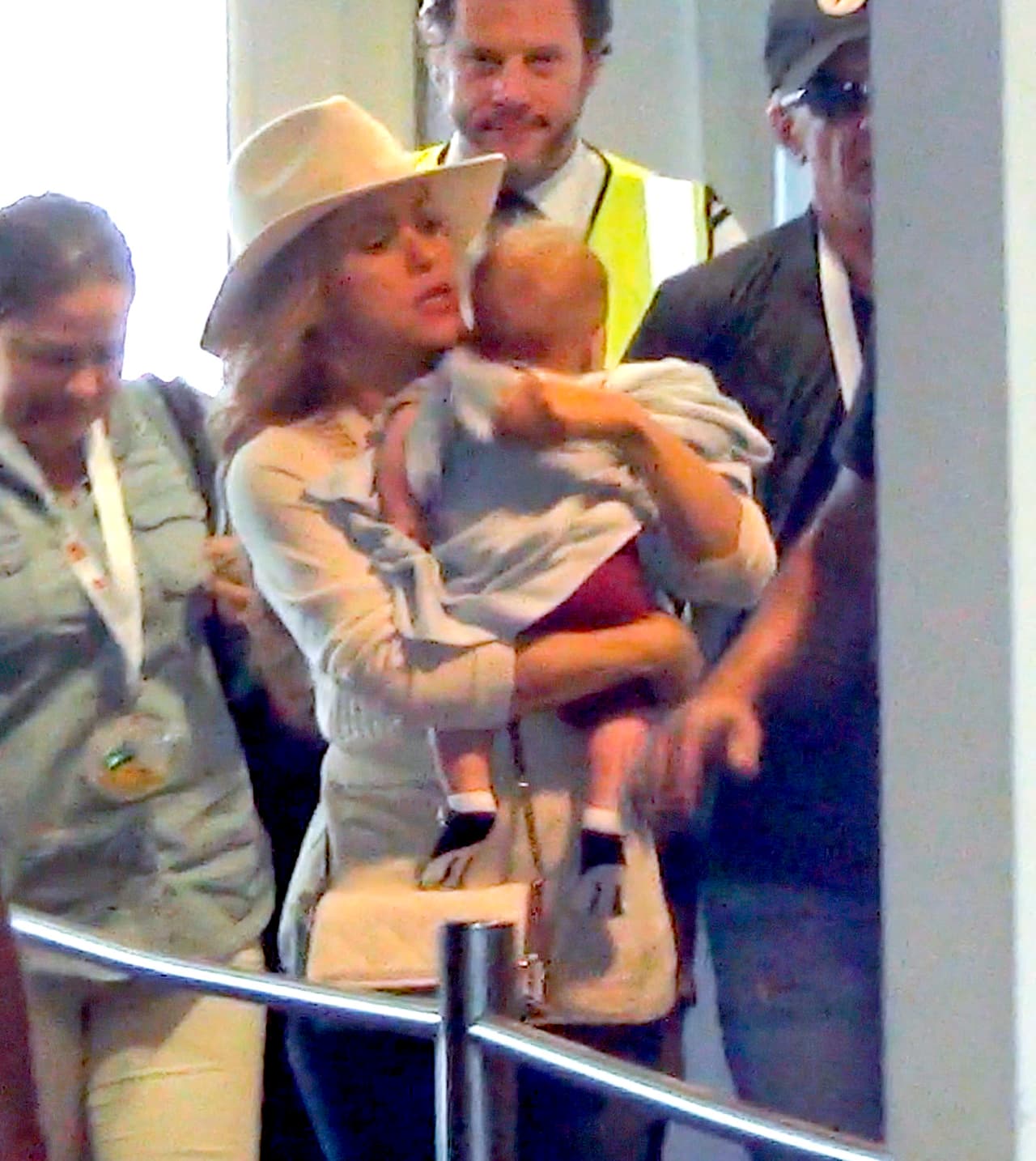 Así llegaron Shakira y Sasha al aeropuerto de Berlín.