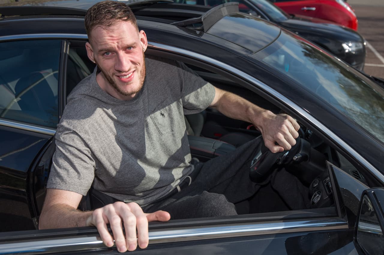 El británico asegura que ser tan alto sin duda le ha ayudado en su carrera y que es un buen rompehielos para iniciar conversaciones.