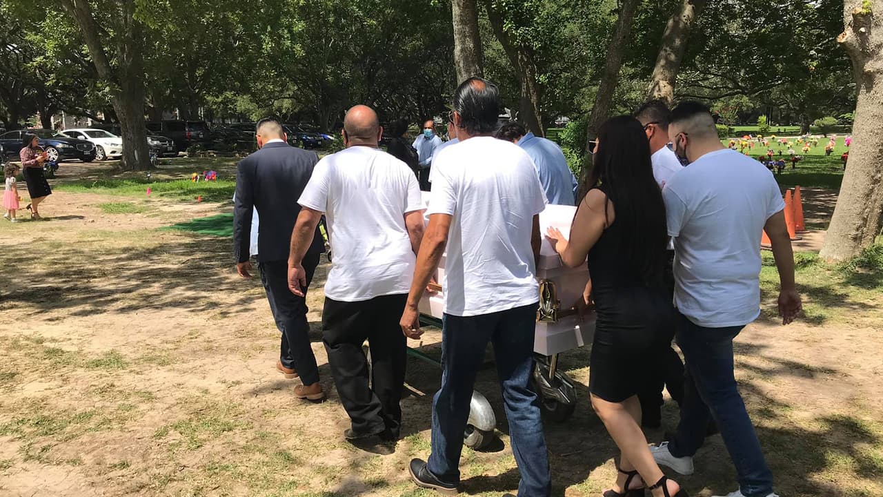 Carlos fue diagnosticado con
<b><a href="https://www.univision.com/local/houston-kxln/esto-es-lo-que-se-sabe-del-coronavirus-en-el-area-de-houston-van-89-726-contagios-incluyendo-87-muertes">coronavirus</a></b>, salió del hospital, después su esposa resultó positiva con el
<b><a href="https://www.univision.com/local/houston-kxln/campana-de-la-ciudad-de-houston-para-informar-a-los-hispanos-sobre-el-coronavirus-video">virus</a></b> y falleció.