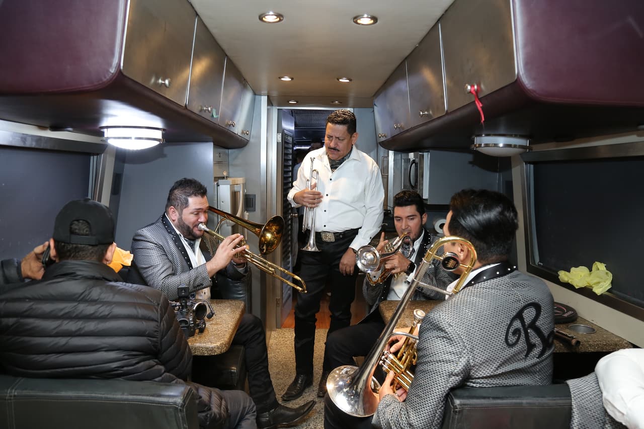 Una vez el bus llega a su destino final, la acción comienza para los integrantes de El Recodo, quienes empiezan a ensayar los instrumentos y a ultimar cada detalle para subir al escenario y complacer al público.