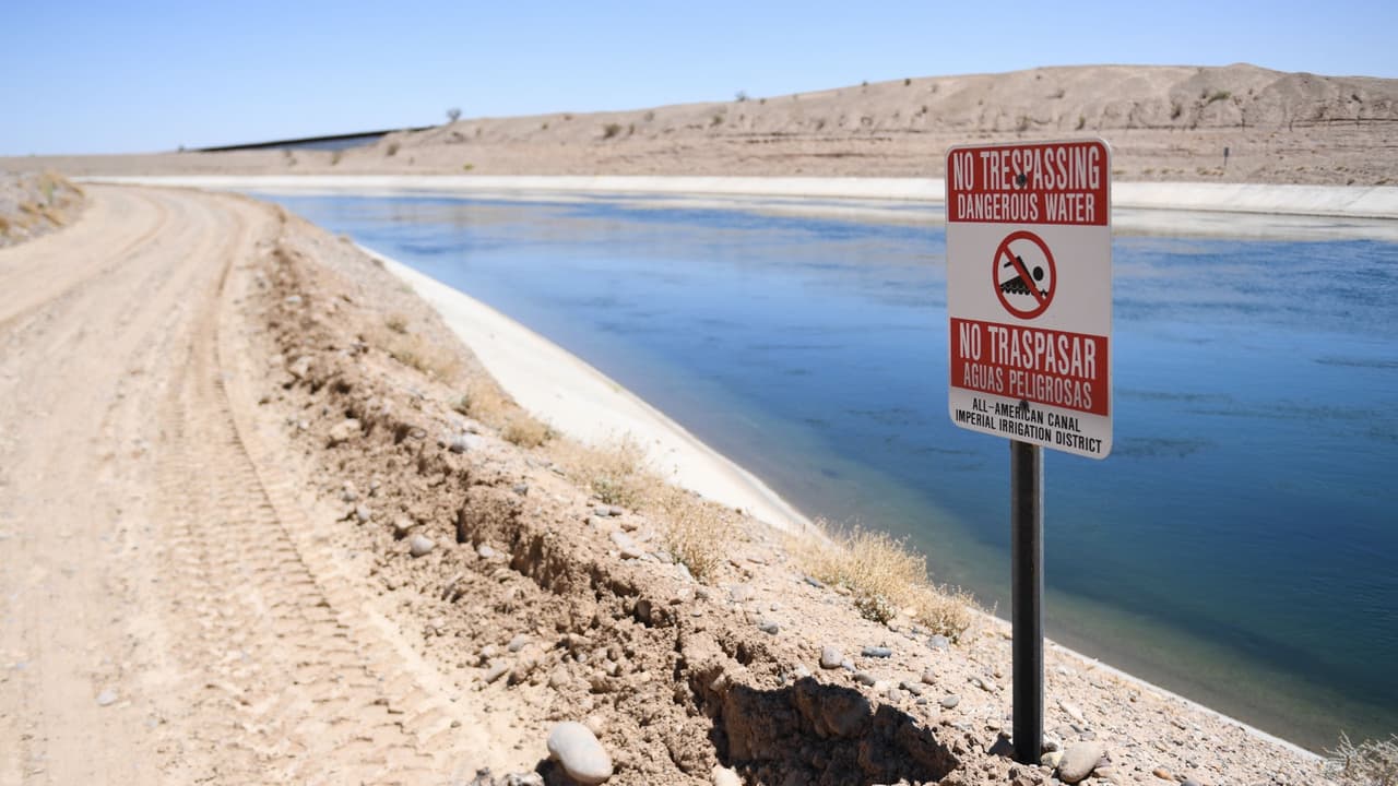 La señalización advierte sobre condiciones peligrosas del agua en el canal All-American, que transporta agua desde el río Colorado hasta el Valle Imperial, a lo largo del muro fronterizo entre EEUU y México cerca de Felicity, California, al oeste de Yuma, Arizona.