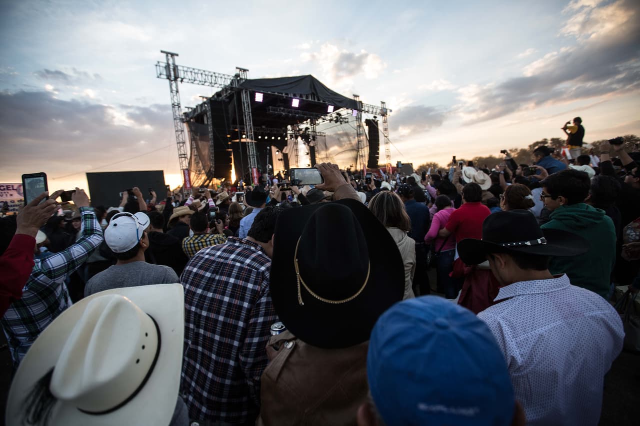 Los celulares fueron una interrupción visual en los conciertos que se celebraron en la fiesta de la joven mexicana.