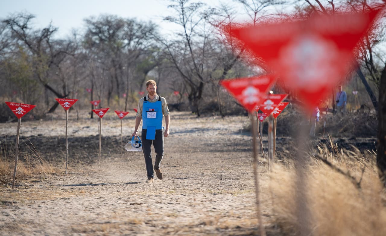 "Con el apoyo internacional adecuado, esta tierra a nuestro alrededor también puede ser como Huambo: una comunidad diversa, dinámica y próspera, 
<b>libre de minas terrestres</b>, conectada y que se beneficia de todo lo que tiene para ofrecer", comentó Harry.