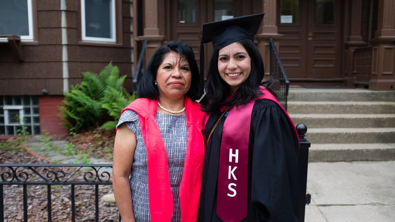 El viaje de 1,800 millas de una indocumentada para ver a su hija graduarse en Harvard