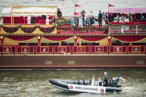 $16 MILLONES- Fue el costo del recorrido de cientos de embarcaciones por el río Támesis para celebrar los 60 años de la reina Isabell II en el trono británico.