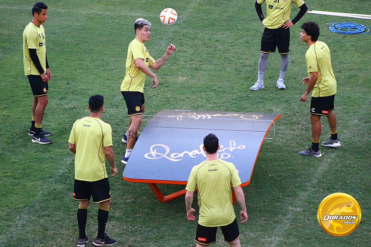Ronaldinho es un maestro en el teqball, deporte que ha crecido mucho en popularidad, tiene competencias y esperan que siga desarrollándose hasta convertirse en deporte olímpico.