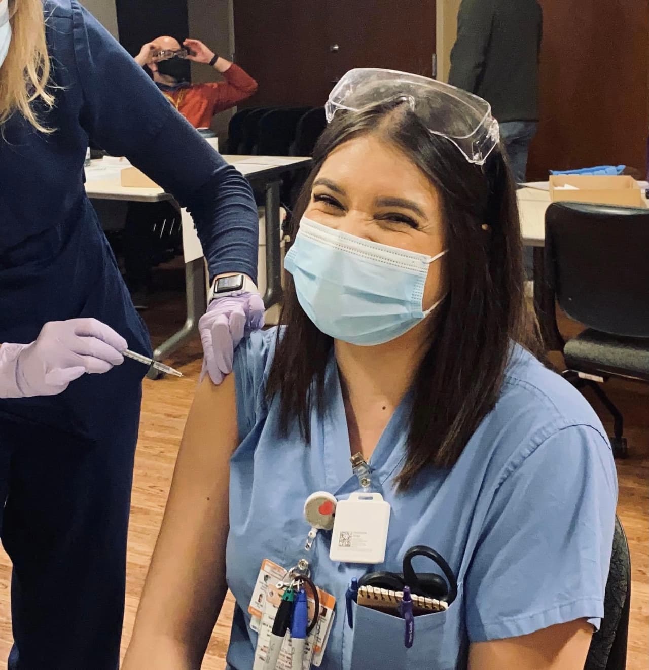 Ella es Kate Bachiller, técnico de cuidado de pacientes en el departamento de emergencias del Hospital Edwards en Naperville. Y aquí la vemos feliz al recibir la vacuna contra el covid-19.