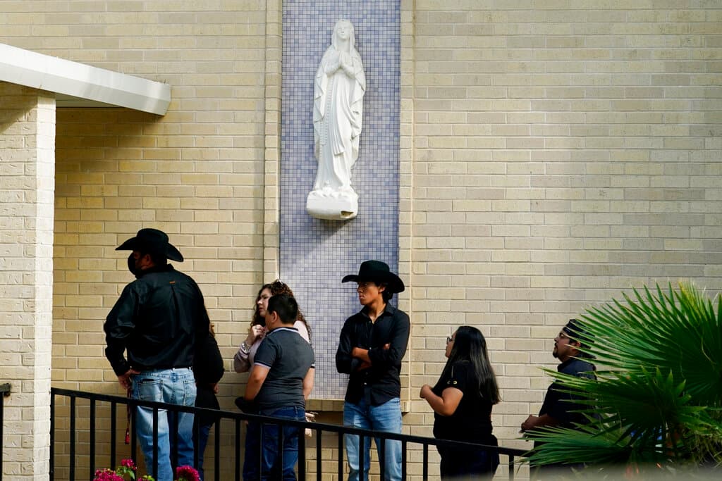 Los invitados llegando al funeral conjunto de Irma y su esposo Joe en la Iglesia Católica del Sagrado Corazón.