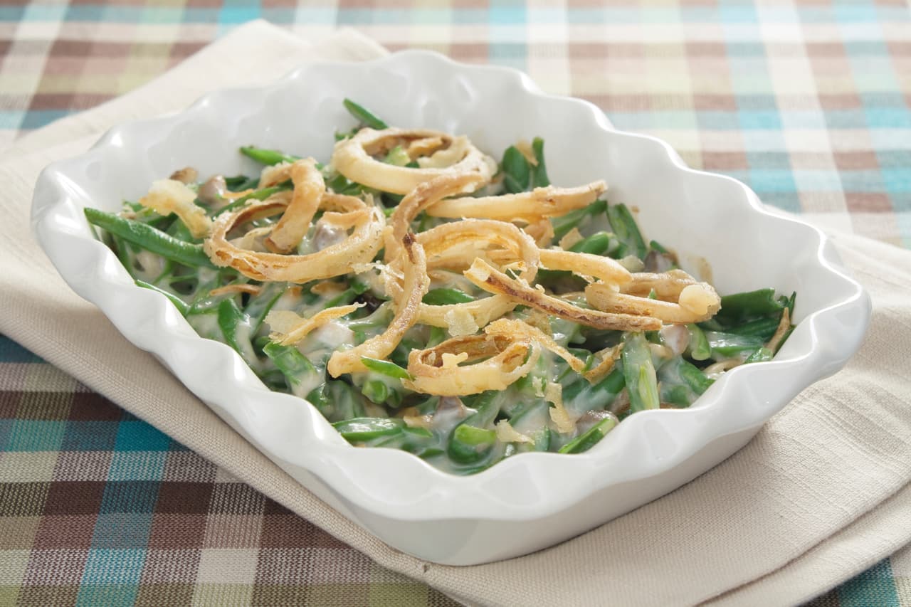 El guiso de judías, mejor conocido como green bean casserole, balancea la cena de Thanksgiving con una deliciosa preparación de esta verdura.