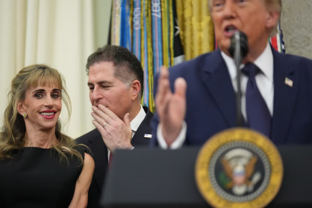 Mientras Trump explicaba cómo este programa aspira a que a una temprana edad, sus beneficiarios cuenten con una cantidad importante de dinero, ¿qué pasaba a sus espaldas?
<br>
<b>El filántropo Michael Dell, </b>fundador de 
<b>Dell Technologies</b>, hacía una observación a 
<b>su esposa, Susan Dell</b>. Ambos se comprometieron a 
<b><a href="https://www.univision.com/noticias/politica/los-dell-daran-millones-para-las-cuentas-trump-accounts-for-children" target="_blank">donar $6,250 millones para financiar el programa federal</a></b> que da vida a las cuentas Trump.
