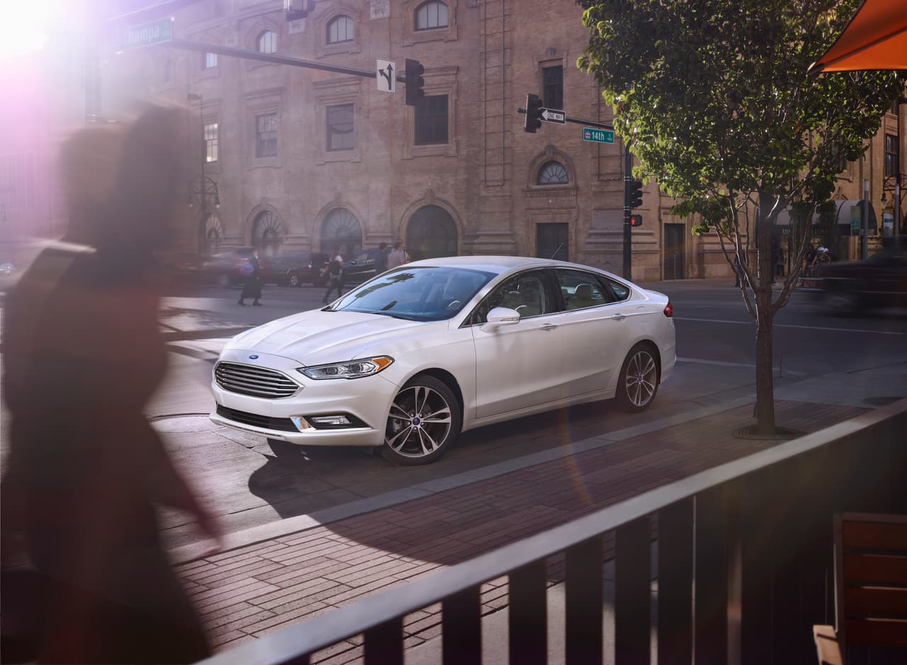 Modelo: 
<b>Ford Fusion</b> (incluye versiones híbrida e híbrida enchufable)
<br>Planta en la que se construye: Ford Hermosillo (algunos modelos a gasolina son construidos en la planta de Ford en Flat Rock, Michigan)
<br>Ventas totales en 2016: 265,840 unidades
<br>Precio inicial: 22,610 dólares
<br>Precio inicial + impuesto fronterizo del 20%: 
<b>27,132 dólares</b>