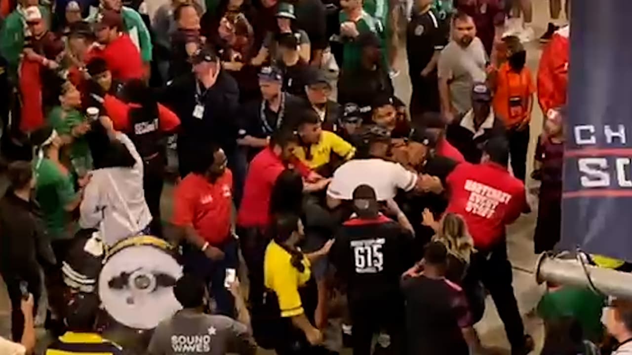 Aficionados protagonizan pelea al final del partido entre México y Ecuador