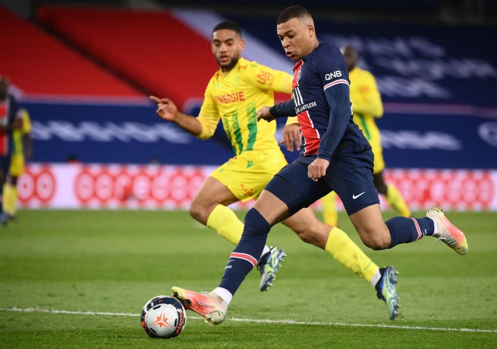 Nantes se lleva la victoria del Parc Des Princes 2-1 ante el Paris Saint-Germain. Los goles de los visitantes corrieron a cargo de Randal Kolo y Moses Simon, mientras que por parte de los parisinos, Julian Draxler hizo el único tanto durante la Jornada 29 de la Ligue 1.