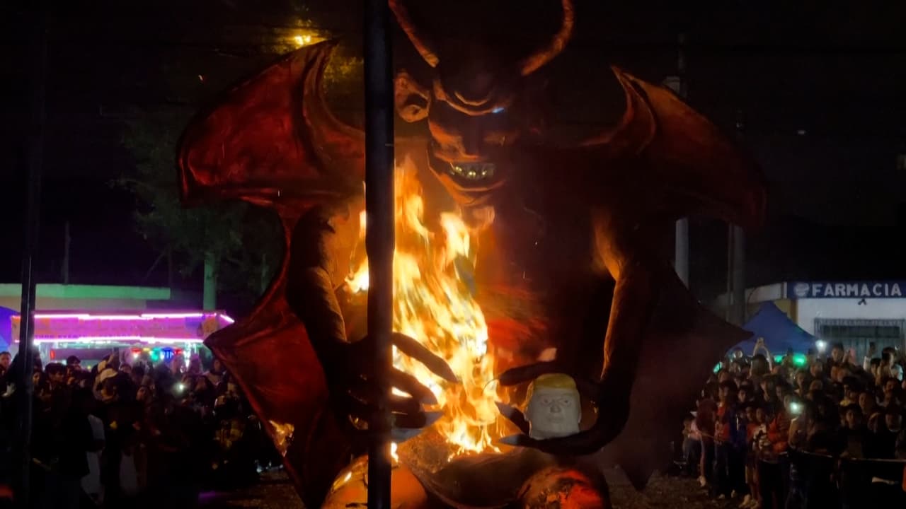 Queman figura de Trump en tradición para “dejar lo malo atrás” antes de Navidad
