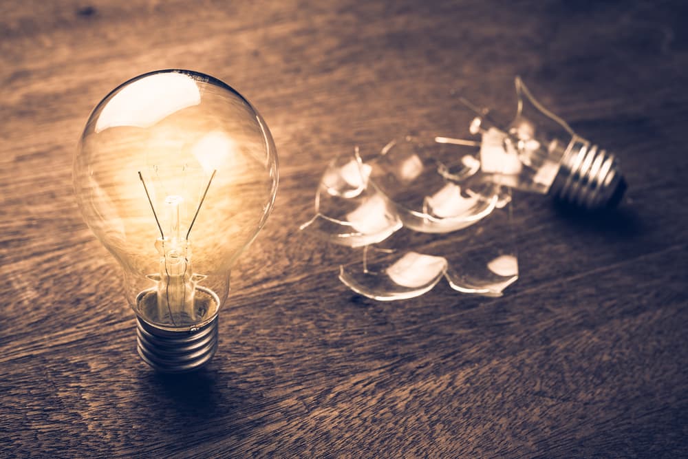 <b>Cosas rotas</b>
<br>También la mala energía puede afectar a los objetos de nuestro hogar. Por decir algo, los focos o bombillas pueden dejar de funcionar, romperse o hasta explotar de la nada. Uno es casualidad, ¿dos? ¡Aguas!