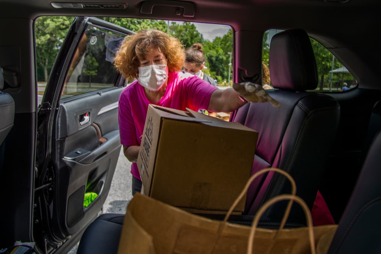 <b>Puesto 19: Virginia. </b>Este estado pagaba 322 dólares semanales por desempleo antes de la pandemia (el 15º más bajo del país) y la tasa de desempleo llegó al 8.4% en junio (el 15º más bajo). Virginia no ha implementado una política de compensación a corto plazo que permita a los empleadores reducir las horas de trabajo para evitar despidos, entre otros beneficios posibles. El estudio analizó la data más actualizada del Departamento del Trabajo de EEUU y de la 
<a href="https://www.bls.gov/"><u>Oficina de Estadísticas Laborales</u></a>.