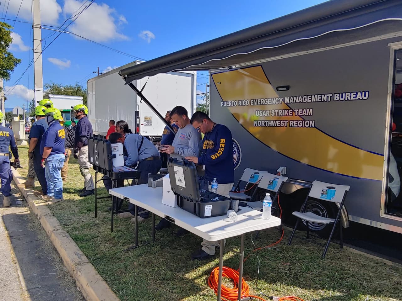 "Sin embargo, el jefe Correa, no autorizó la entrada de nuestro personal a los demás edificios de este plantel al determinar que sus estructuras están peligrosamente comprometidas, representando un enorme riesgo, por lo que responsablemente, y en coordinación mutua, determinamos realizar una inspección detallada en los próximos días y reforzar algunas de las estructuras con el sistema de “puntalado” o apuntalar, con “gatos” de acero", añadió Torres.