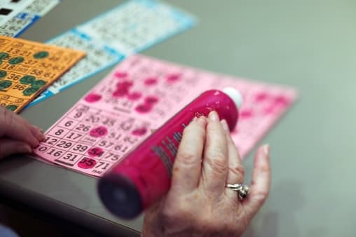 <b>Centros para jugar bingo</b> 
<br>Las salas de bingo deben garantizar al menos 6 pies de distancia social entre los clientes. El establecimiento debe garantizar que sus clientes tengan al menos 6 pies de distanciamiento social.