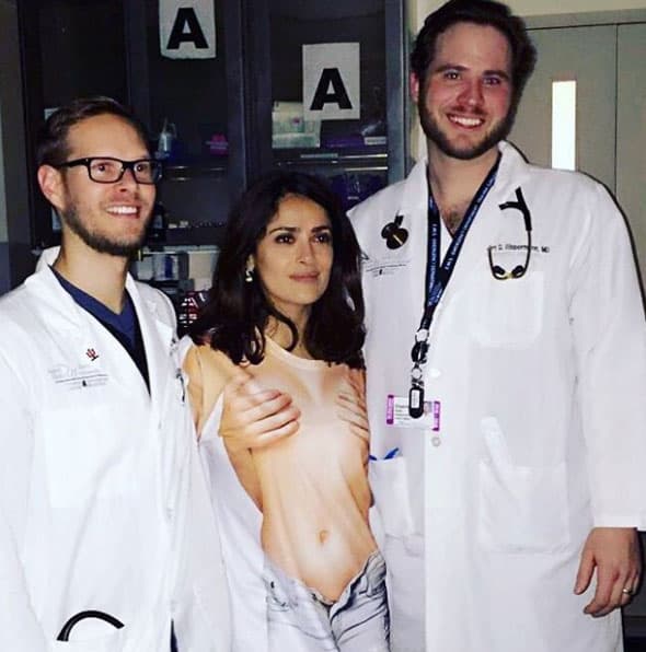 Salma usó esta curiosa playera: "Me tuvieron que llevar a emergencias por un golpe en la cabeza. Desgraciadamente el vestuario de la escena era completamente inapropiado para el hospital."